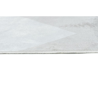 Strieborný koberec s jednoduchým vzorom