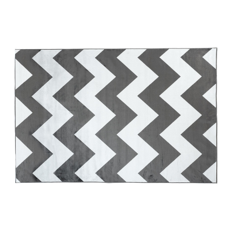 Vzorovaný koberec v sivej farbe