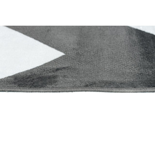 Vzorovaný koberec v sivej farbe