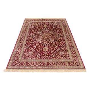 Koberec v červenej farbe so vzorom