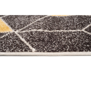 Sivo - žltý koberec s geometrickým vzorom