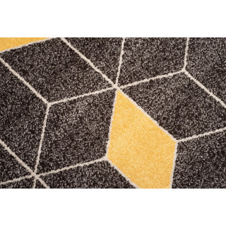 Sivo - žltý koberec s geometrickým vzorom