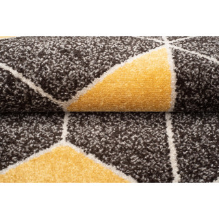 Sivo - žltý koberec s geometrickým vzorom