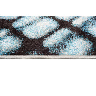 Modrý koberec s geometrickým vzorom