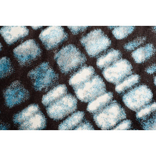 Modrý koberec s geometrickým vzorom