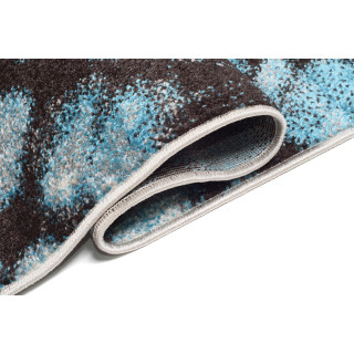 Modrý koberec s geometrickým vzorom