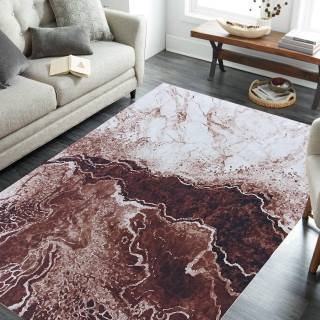 Hnedý koberec s mramorovým motívom