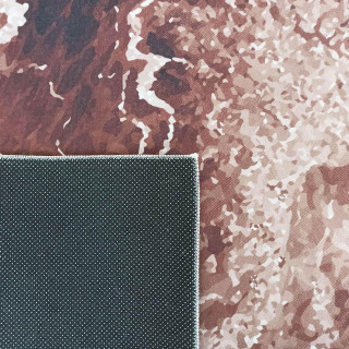 Hnedý koberec s mramorovým motívom