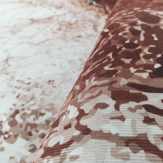 Hnedý koberec s mramorovým motívom