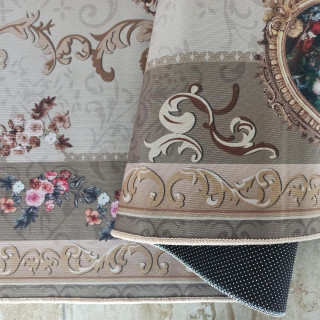 Koberec béžovej farby s kvetinovým vzorom