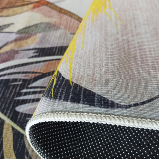 Béžový koberec s farebnými lístami