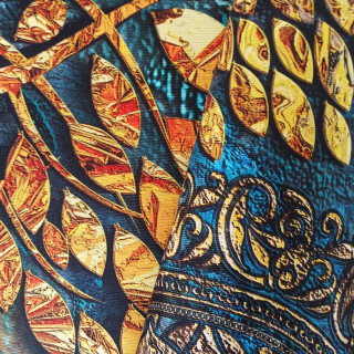 Modrý koberec so zlatým stromom