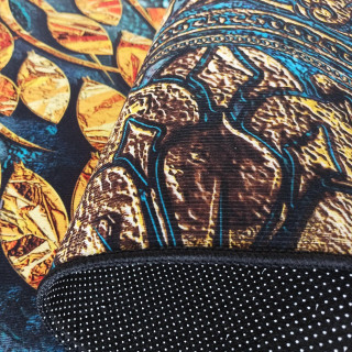 Modrý koberec so zlatým stromom