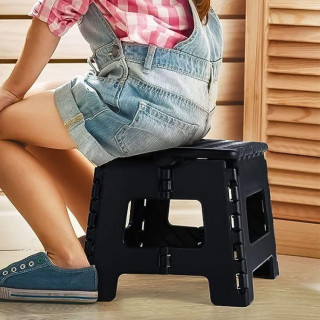 Skladacia plastová taburetka v čiernej farbe