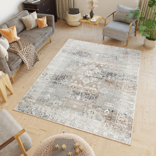 Koberec so vzorom v jemných farbách