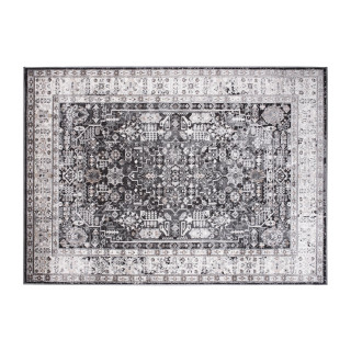 Koberec v bielo-čiernej farbe so vzorom