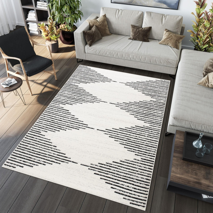 Krémový koberec s čiernym vzorom