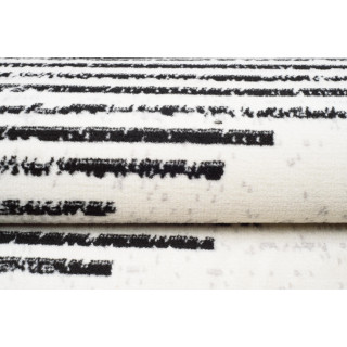 Krémový koberec s čiernym vzorom