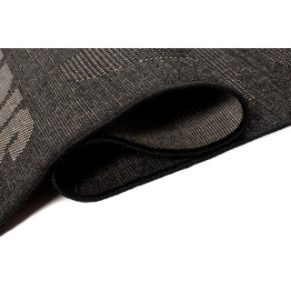 Preproga z napisi v črni barvi