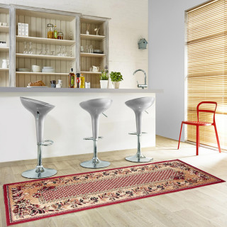 Vzorovaný červeno-béžový koberec