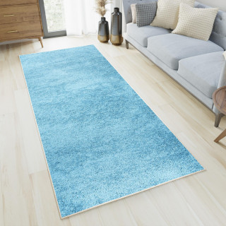 Moderný metrážny koberec modrej farby