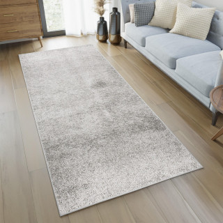 Metrážny svetlosivý koberec