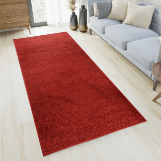 Červený metrážny koberec