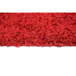 Červený metrážny koberec