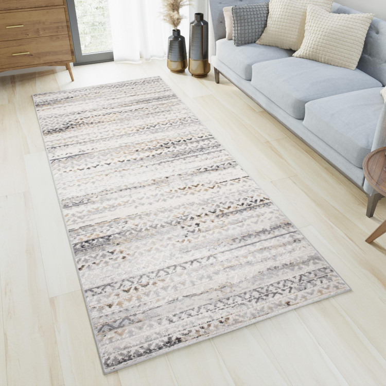 Biely metrážny koberec so vzorom