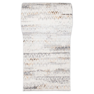 Biely metrážny koberec so vzorom