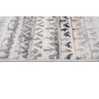 Biely metrážny koberec so vzorom