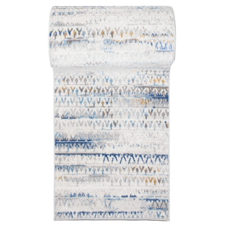 Biely metrážny koberec s modrým vzorom