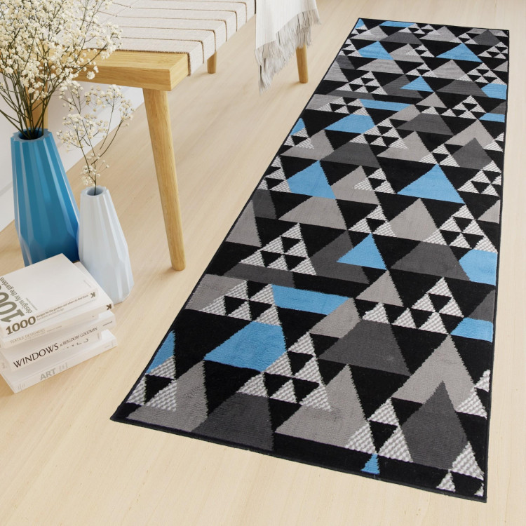 Čierny metrážny koberec s modrým vzorom