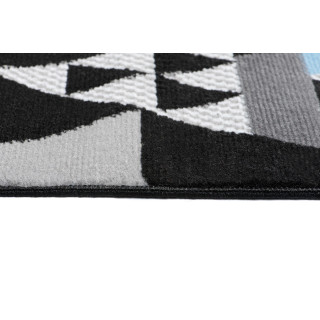 Čierny metrážny koberec s modrým vzorom