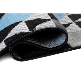 Čierny metrážny koberec s modrým vzorom