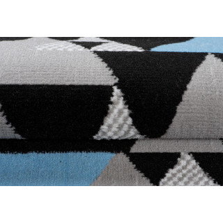 Čierny metrážny koberec s modrým vzorom