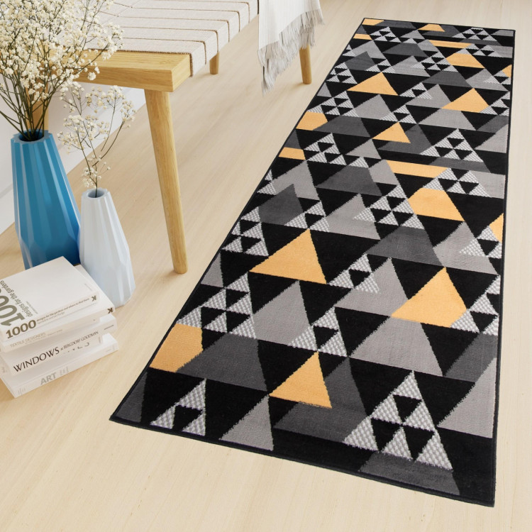 Metrážny koberec so vzorom