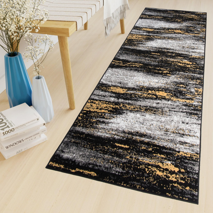 Moderný metrážny čierny koberec