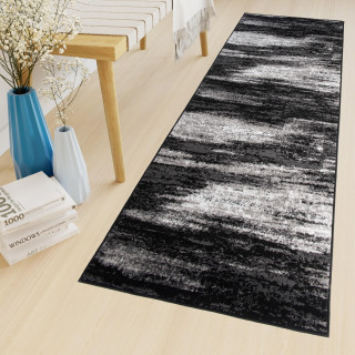 Vzorovaný metrážny koberec čiernej farby