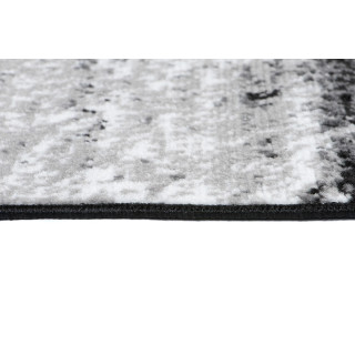 Vzorovaný metrážny koberec čiernej farby