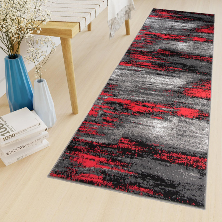 Moderný metrážny koberec v čierno-červenej farbe
