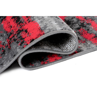 Moderný metrážny koberec v čierno-červenej farbe