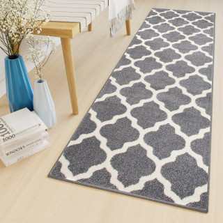 Sivý metrážny koberec s bielym vzorom