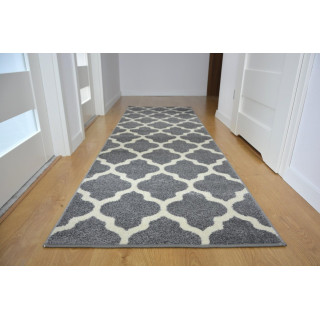 Sivý metrážny koberec s bielym vzorom