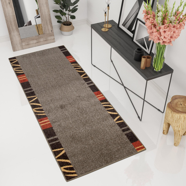 Metrážny sivý koberec