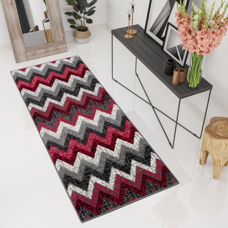 Sivo-červený metrážny koberec so vzorom