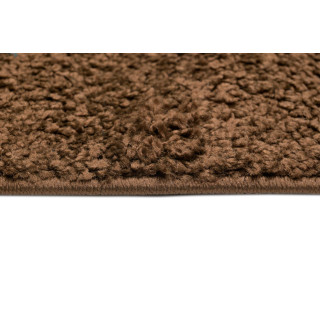 Moderný metrážny koberec hnedej farby