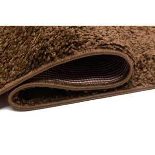 Moderný metrážny koberec hnedej farby
