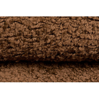 Moderný metrážny koberec hnedej farby