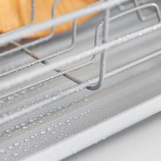 Sivý odkvapkávač na riad s podnosom